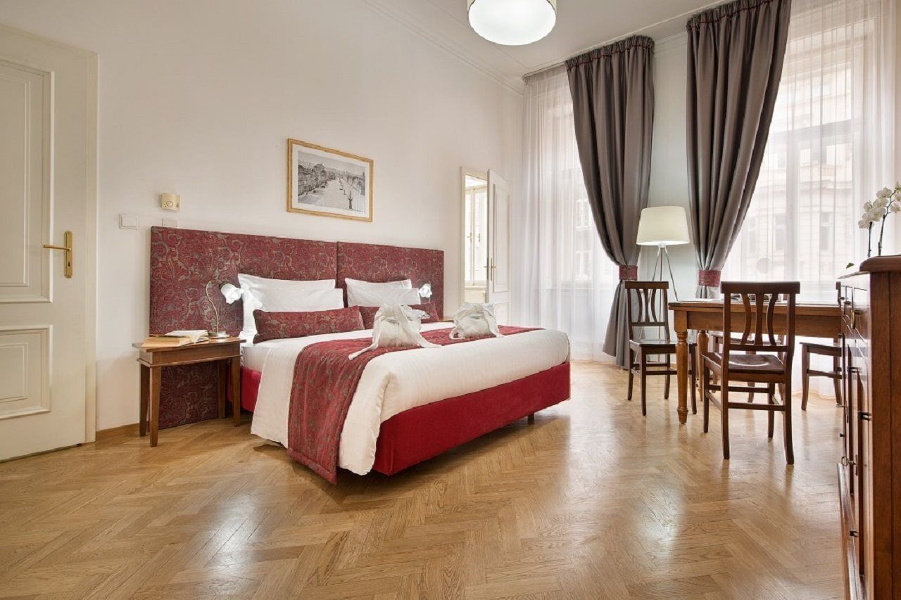 Hotel Suite Home Прага Екстериор снимка